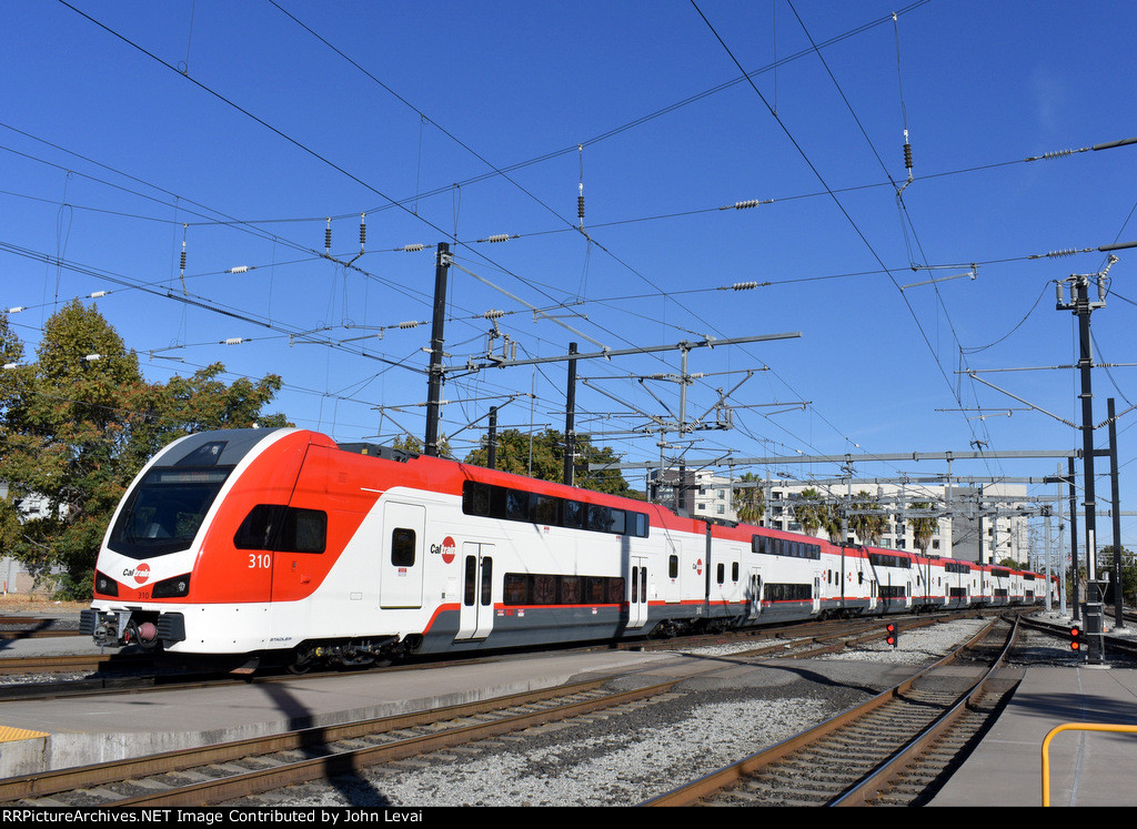 Caltrain # 606 arriving to San Jose Diridon, enroute from San Francisco to Tamien Station in San Jose Diridon